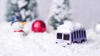 圣诞节雪地上的小汽车横移镜头